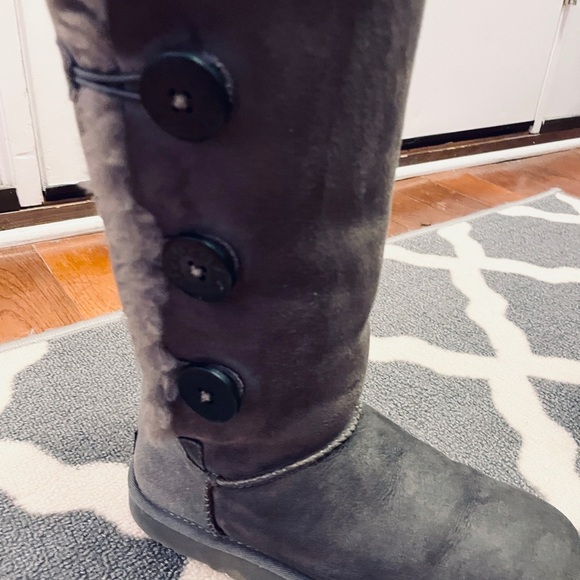 UGG Gray Buttoned Shearling Boots Size 7 Women’s GUC - Picture 6 of 11